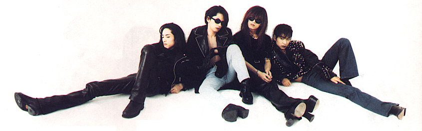 an old pic of them..sakura is on the far left
